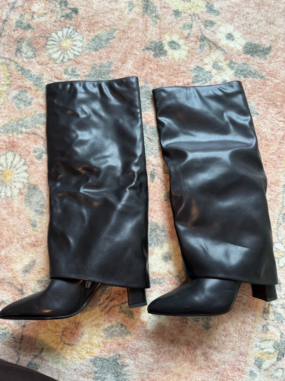 Women's Black Slouchy Knee-High Boots - Pointed Toe